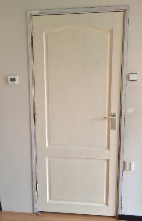 deurkozijn voorafgaand aan renovatie