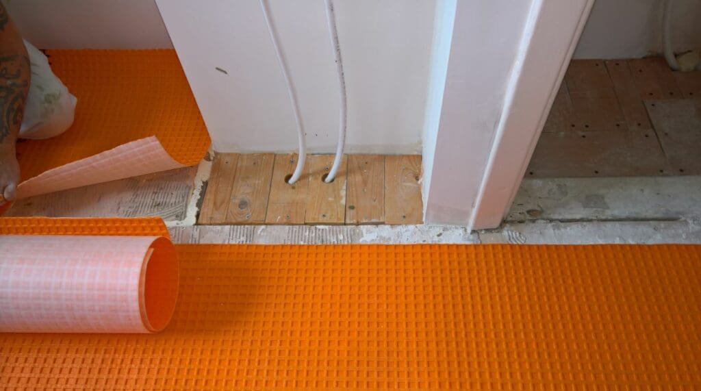 leggen Ditra 25 polyethyleen mat op houten vloer in keuken