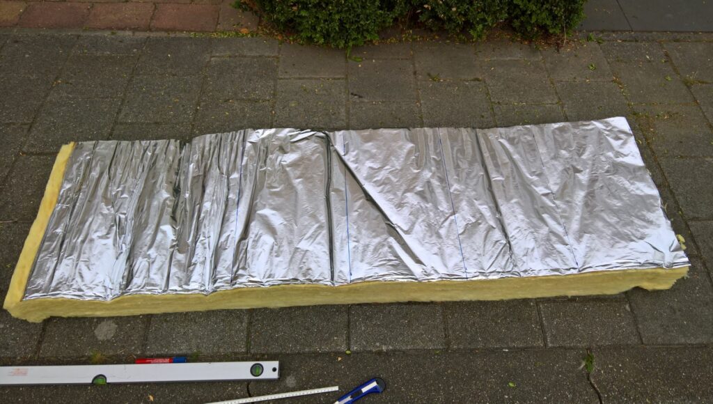 op maat snijden van de glaswol isolatie mat
