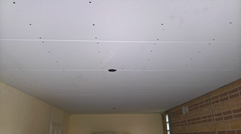 plafond in zijn geheel voorzien van gipsplaten