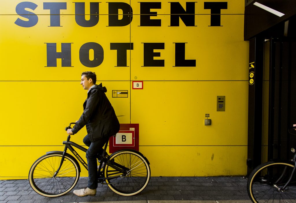 Studenten en bewoners van het Student Hotel in Den Haag
