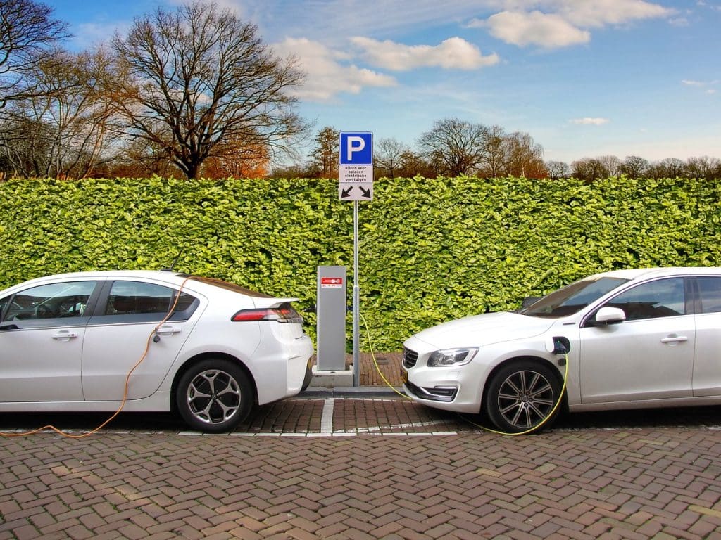 elektrische autos laden op aan laadpaal in nederland